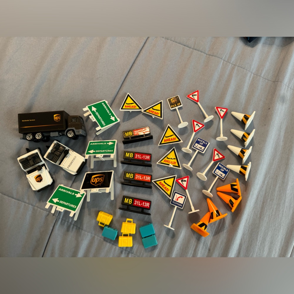 UPS vehicle airport play set